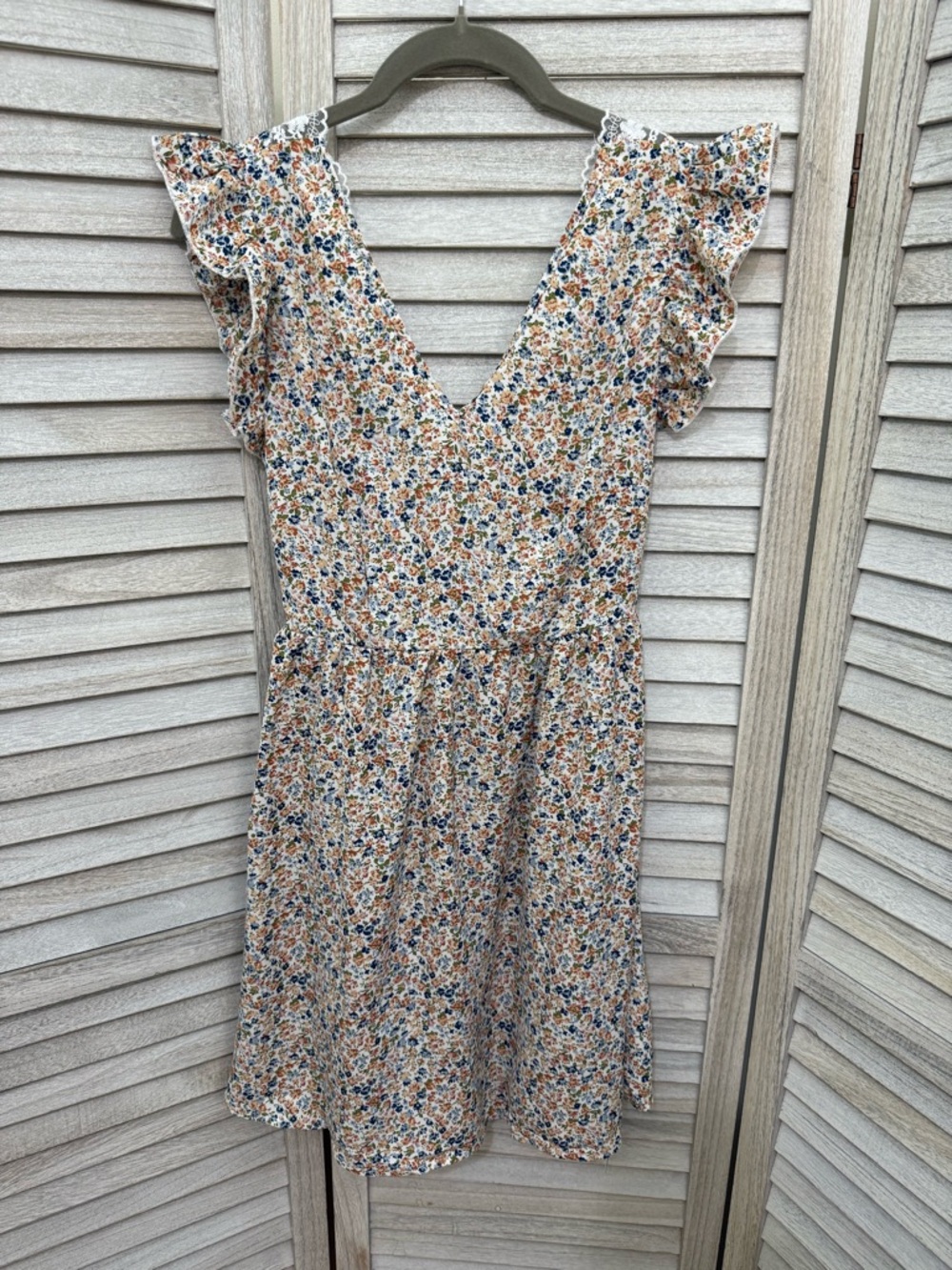 Cupshe Blue Logo Tag on Floral Dress